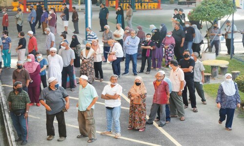 Malaysia votes in tight race with no clear winner