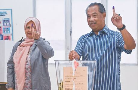 Muhyiddin gains backing for PM bid after indecisive Malaysian polls