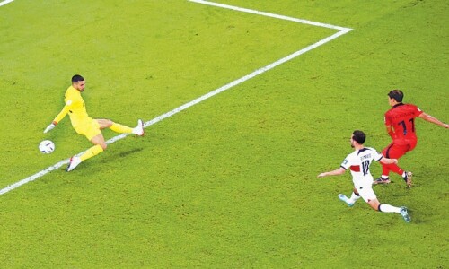 FIFA World Cup 2022: South Korea reach last 16 in stunning fashion