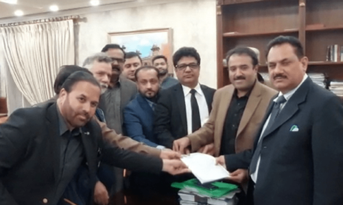 PDM tries to snooker Punjab CM Parvez Elahi with ‘carrot in other hand’ PDM tries to snooker Punjab CM Parvez Elahi with ‘carrot in other hand’