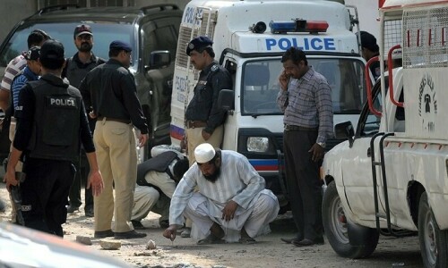 Citizen, policeman shot dead in Karachi&rsquo;s Korangi amid rising street crime