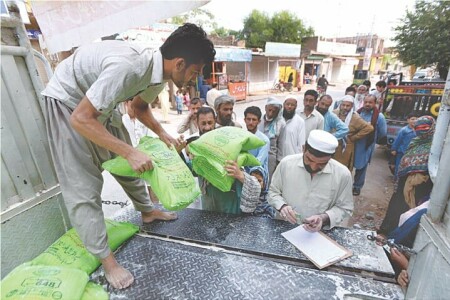 Flour price hits record high of Rs2500 per 20kg in Karachi Flour price hits record high of Rs2500 per 20kg in Karachi