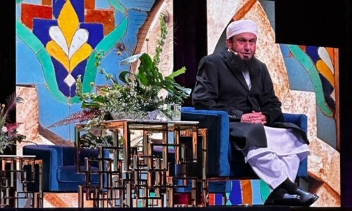 Maulana Tariq Jamil suffers cardiac arrest, shifted to hospital Maulana Tariq Jamil suffers cardiac arrest, shifted to hospital