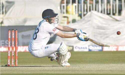 Stokes stumps Pakistan with bold declaration