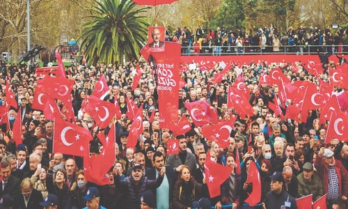 Thousands swarm square to support Istanbul&rsquo;s mayor