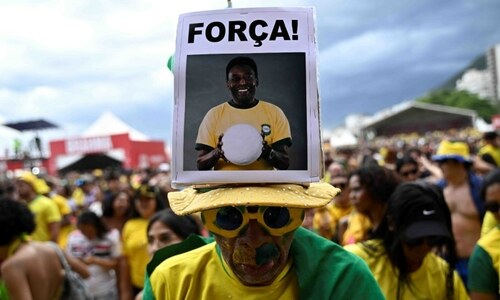 Pele&rsquo;s family gather at his hospital bedside