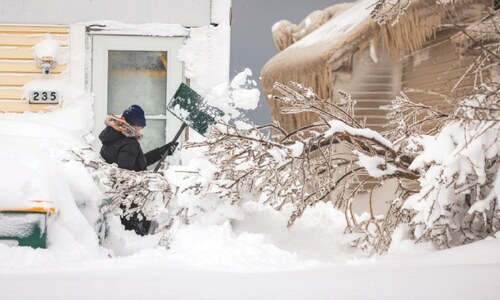 US blizzard causes travel chaos as death toll rises
