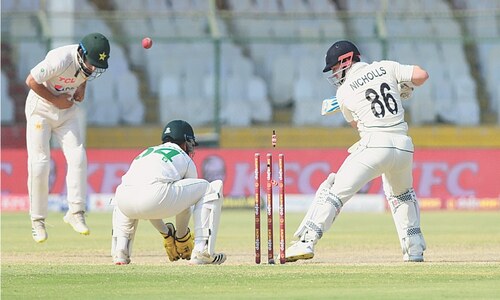 Missed chances cost Pakistan as Williamson ton sees New Zealand gain lead