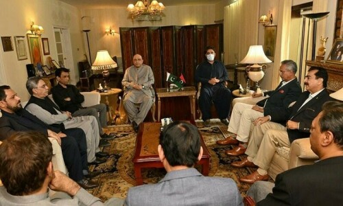 PML-N rushes to bridge growing MQM-PPP fissures PML-N rushes to bridge growing MQM-PPP fissures