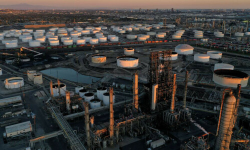 Oil falls again after last session&rsquo;s tumble as economic worries grow