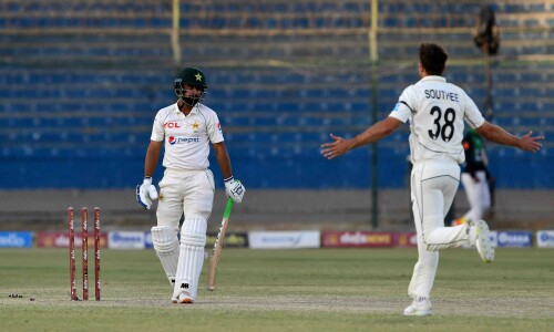 Disaster for Pakistan chasing New Zealand&rsquo;s 319-run target