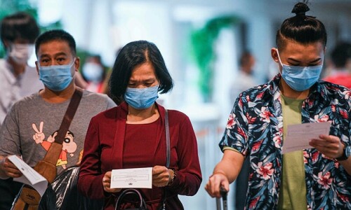 WHO backs mask wearing on long flights as new Omicron variant spreads