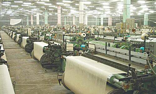 Large-scale manufacturing shrinks for third month
