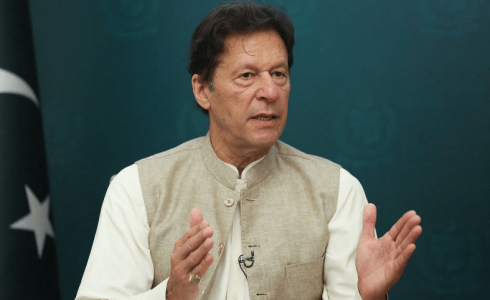 Amid spate of arrests, Imran gives army chief &lsquo;benefit of doubt&rsquo;