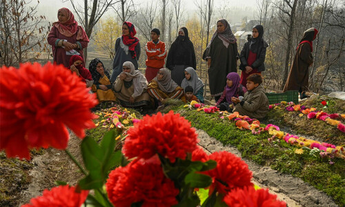 Indian forces crack down on funerals of Kashmiri fighters Indian forces crack down on funerals of Kashmiri fighters
