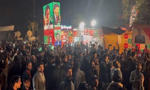PTI workers gather at Lahore&rsquo;s Zaman Park to resist Imran&rsquo;s arrest