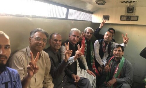 &lsquo;Jail Bharo&rsquo;: PTI senior leadership forces itself into prison van in Lahore as court arrest drive commences