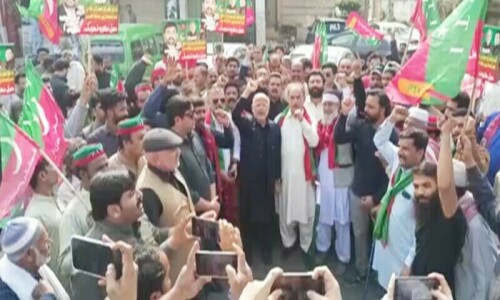 Police ‘intimidate’ PTI supporters to scuttle court arrest drive Police ‘intimidate’ PTI supporters to scuttle court arrest drive