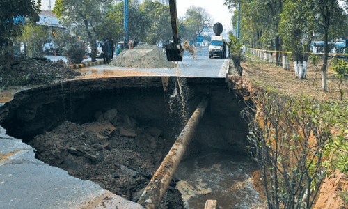 Huge sinkhole devours part of Johar Town&rsquo;s main boulevard in Lahore