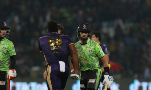 PSL 8: Raza&rsquo;s counterattack sees high-flying Qalandars pile further misery on Gladiators