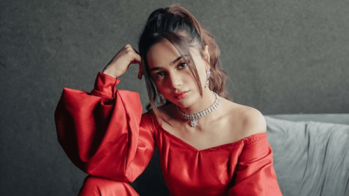 Aima Baig demands public apology from news platform for ‘vile’ insinuations about brother Aima Baig demands public apology from news platform for ‘vile’ insinuations about brother