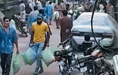 People snatch 1,000 flour bags in Kasur