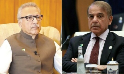 Alvi asks PM to ensure implementation of top court&rsquo;s order on Punjab, KP polls to &lsquo;avoid further complications&rsquo;