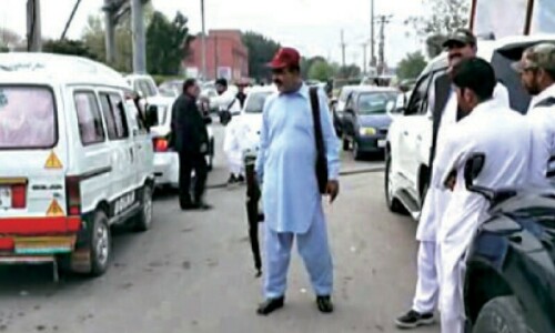 Police, private guards of VIPs harassing citizens on roads: SHC Police, private guards of VIPs harassing citizens on roads: SHC