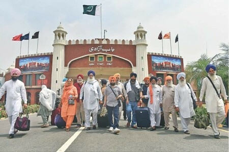2,470 Indian Sikhs cross Wagah border to celebrate Baisakhi 2,470 Indian Sikhs cross Wagah border to celebrate Baisakhi