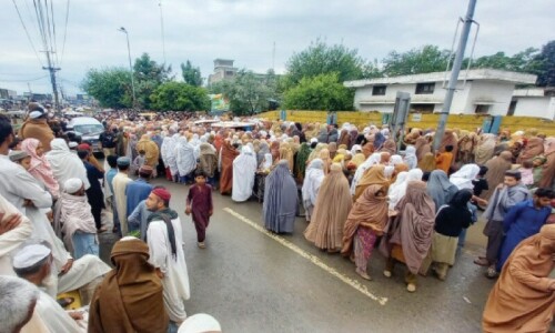 Dera man dies after suffering ‘heat stroke’ at flour distribution point Dera man dies after suffering ‘heat stroke’ at flour distribution point