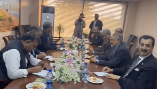 Rulers make first contact with arch-rivals