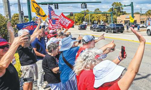 Trump flies to New York to surrender to charges