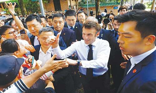 Xi aims to &lsquo;counter&rsquo; US with lavish treatment of Macron