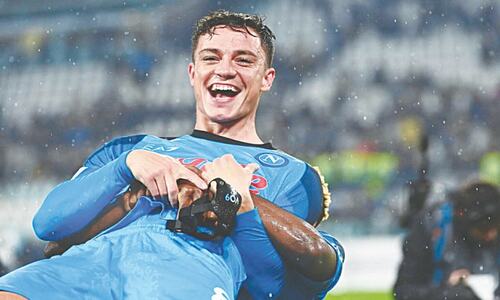 Napoli close in on title with Juve triumph Napoli close in on title with Juve triumph