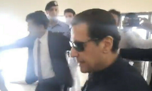 SC terms Imran&rsquo;s arrest &lsquo;unlawful&rsquo;, directs him to appear before IHC tomorrow