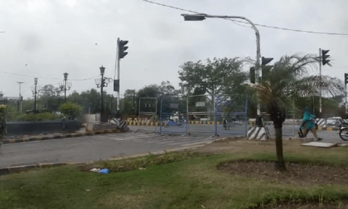 Tense calm prevails outside Imran’s Zaman Park residence Tense calm prevails outside Imran’s Zaman Park residence