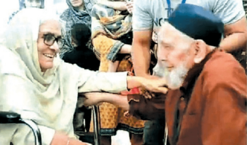 Long-lost siblings reunite after 75 years at Kartarpur Long-lost siblings reunite after 75 years at Kartarpur