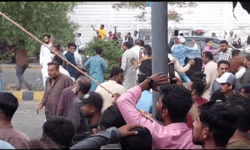 Karachi mayor polls: Clashes erupt between JI, PPP after Murtaza Wahab emerges victorious Karachi mayor polls: Clashes erupt between JI, PPP after Murtaza Wahab emerges victorious