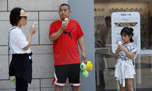 Beijing sizzles with hot weather alert at highest level