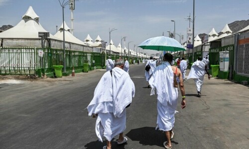 Huge crowds swarm from Makkah for Haj climax