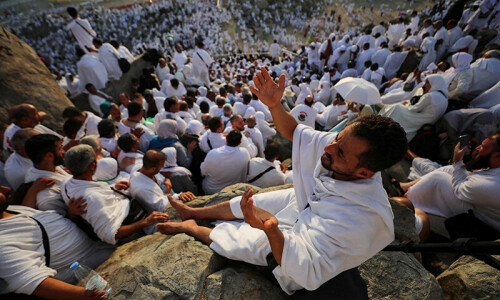 As temperatures climb, pilgrims ascend Mount Arafat for Haj climax