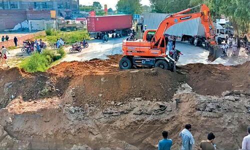 Trenches dug up in Sara-i-Alamgir to block TLP long march