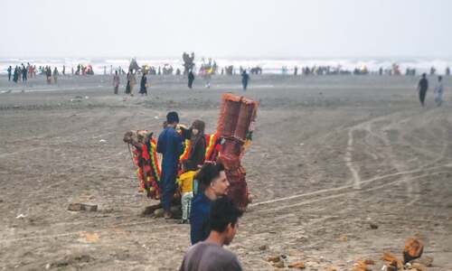 Govt lifts ban on visiting beaches in Karachi