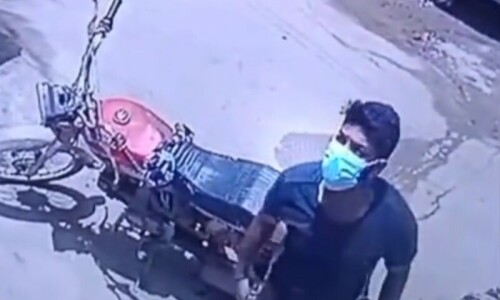 Efforts underway to arrest biker who exposed himself, harassed woman in Karachi&rsquo;s Gulistan-i-Jauhar: police