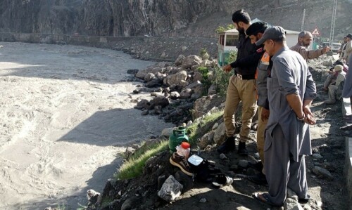 1 killed, 5 missing as passenger van plunges into river in Gilgit 1 killed, 5 missing as passenger van plunges into river in Gilgit