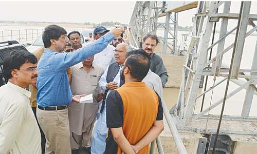 Experts visit Kotri Barrage to plan assessment of dip, remedial measures