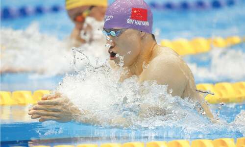China&rsquo;s Qin smashes world record for breaststroke hat-trick