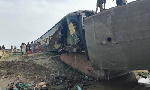 At least 30 killed, several injured as train derails near Nawabshah At least 30 killed, several injured as train derails near Nawabshah