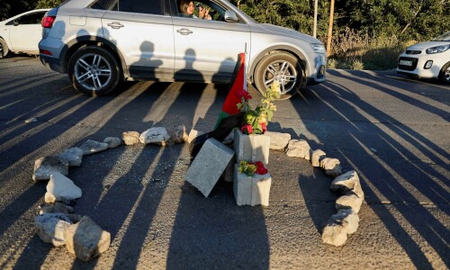 Israeli forces gun down three Palestinians