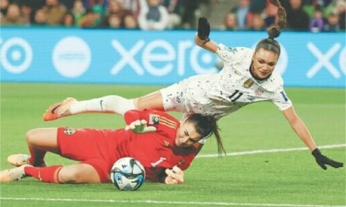 Sweden end US World Cup reign in shootout,  Dutch tame SA